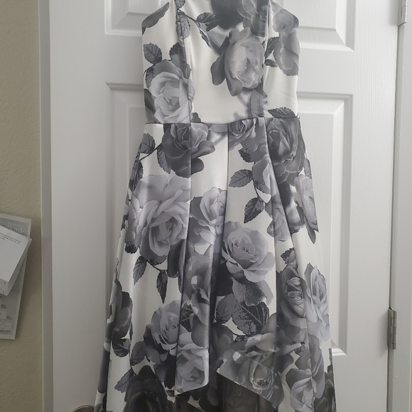 Low High White & Gray Floral Gown Size 11/Medium - Picture 2 of 7